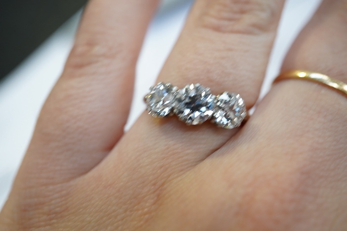An attractive three-stone diamond ring, early 20th century